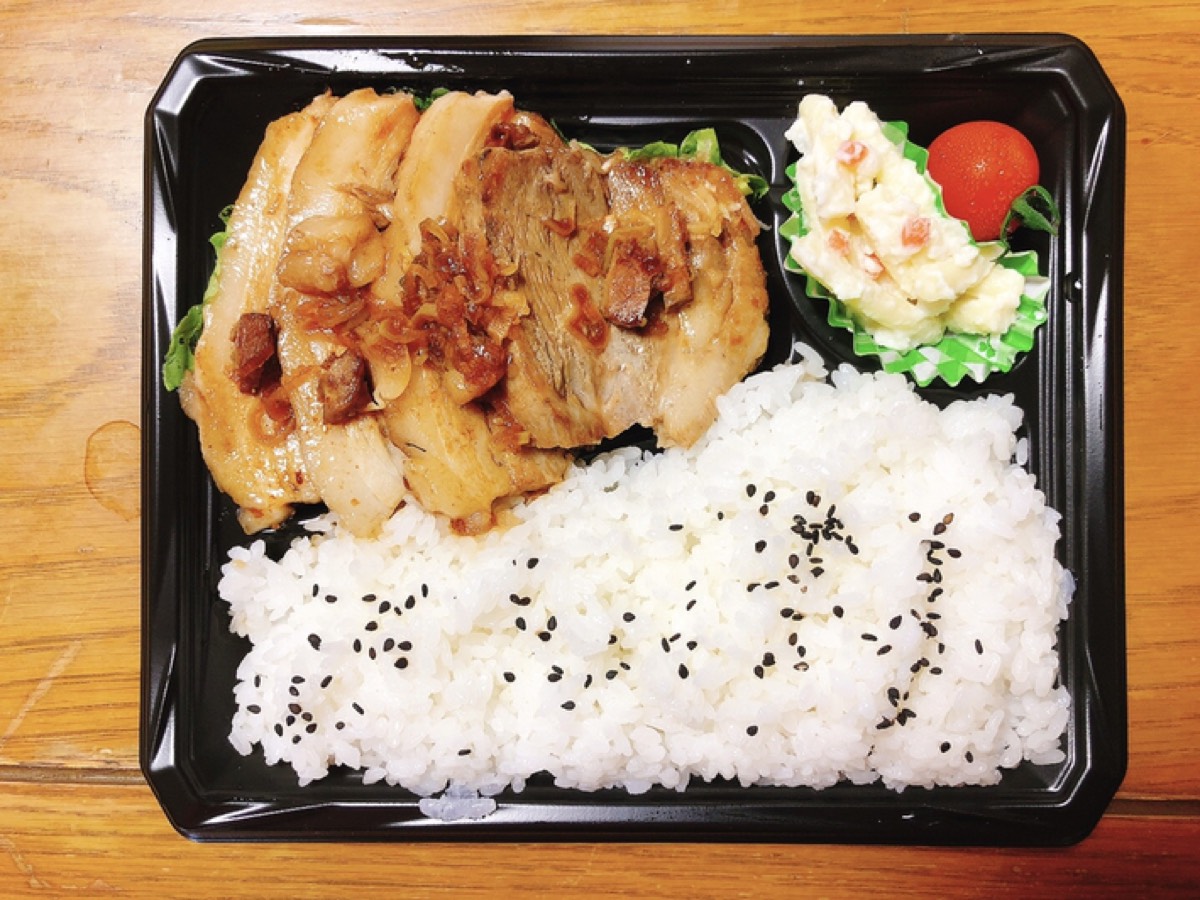 チャーシュー弁当。黒い容器に焼き目のついたチャーシューとご飯、ポテトサラダ