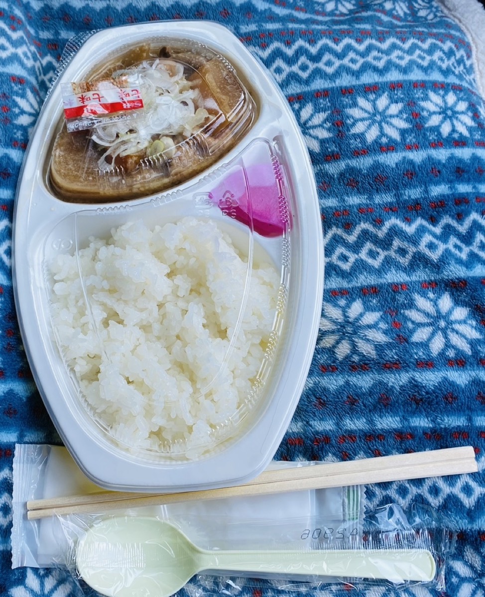 もつライス。白い容器にもつ煮とご飯、漬物