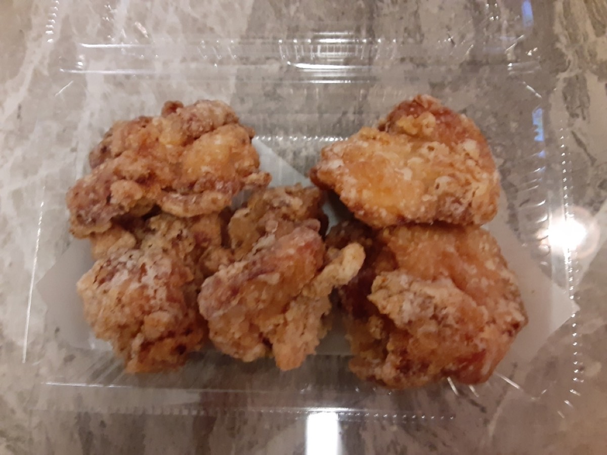 唐揚げ5個を透明のパックに入れたところ