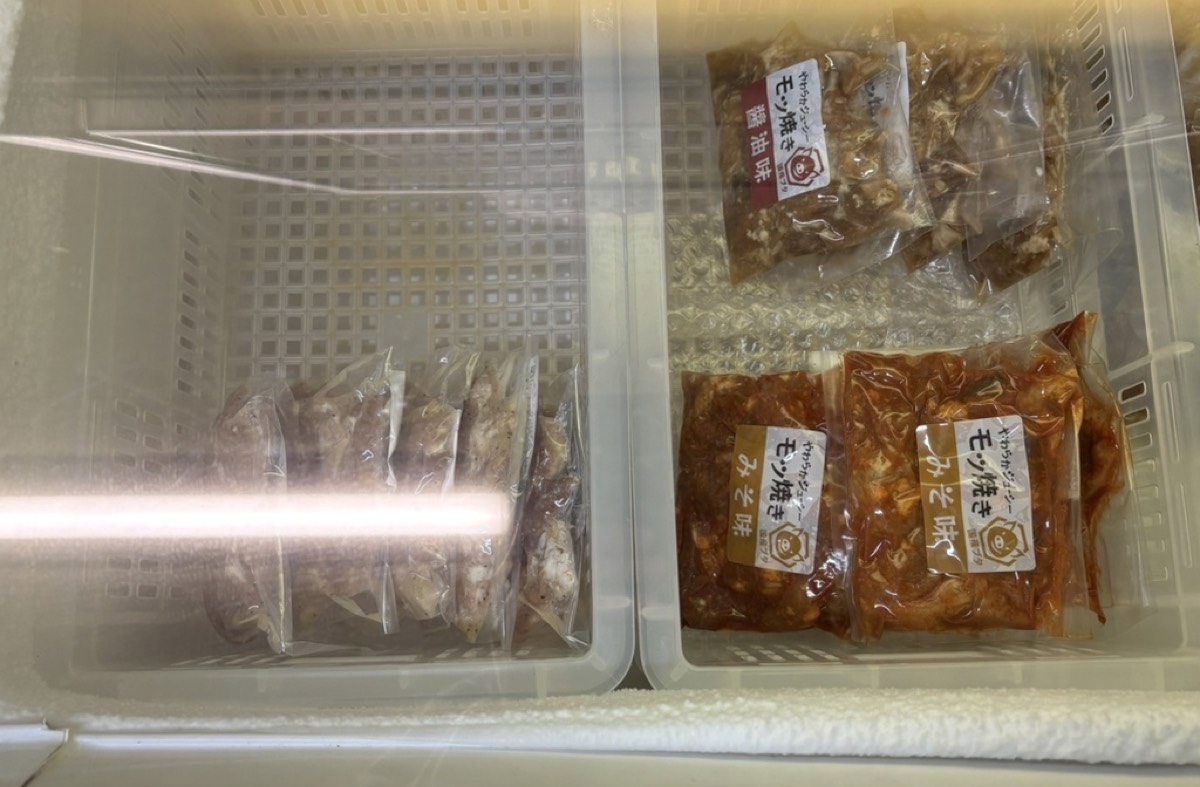 店頭の冷凍ケース。ラベルの付いた真空パックが並んでいる